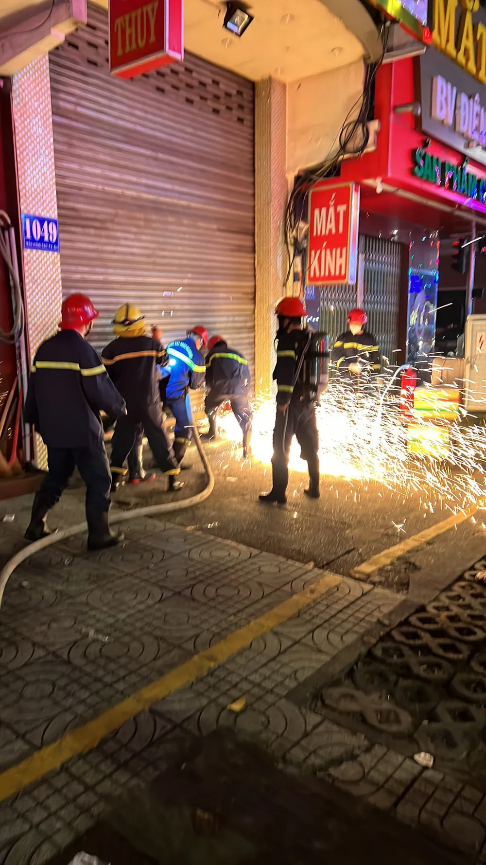 Cứu 7 người thoát khỏi vụ cháy ở thẩm mỹ viện ảnh 1