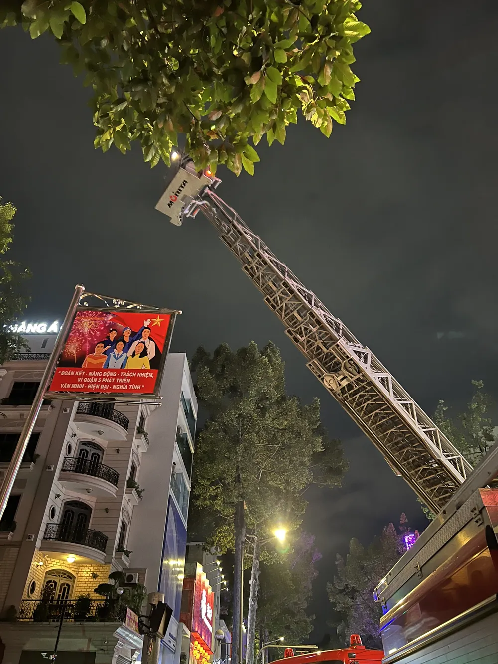 Cứu 7 người thoát khỏi vụ cháy ở thẩm mỹ viện ảnh 2