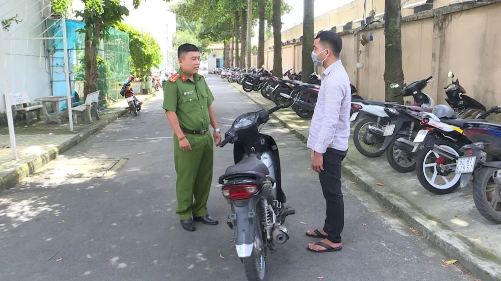 Bắt kẻ cướp xe máy của tài xế xe ôm ở TPHCM ảnh 2