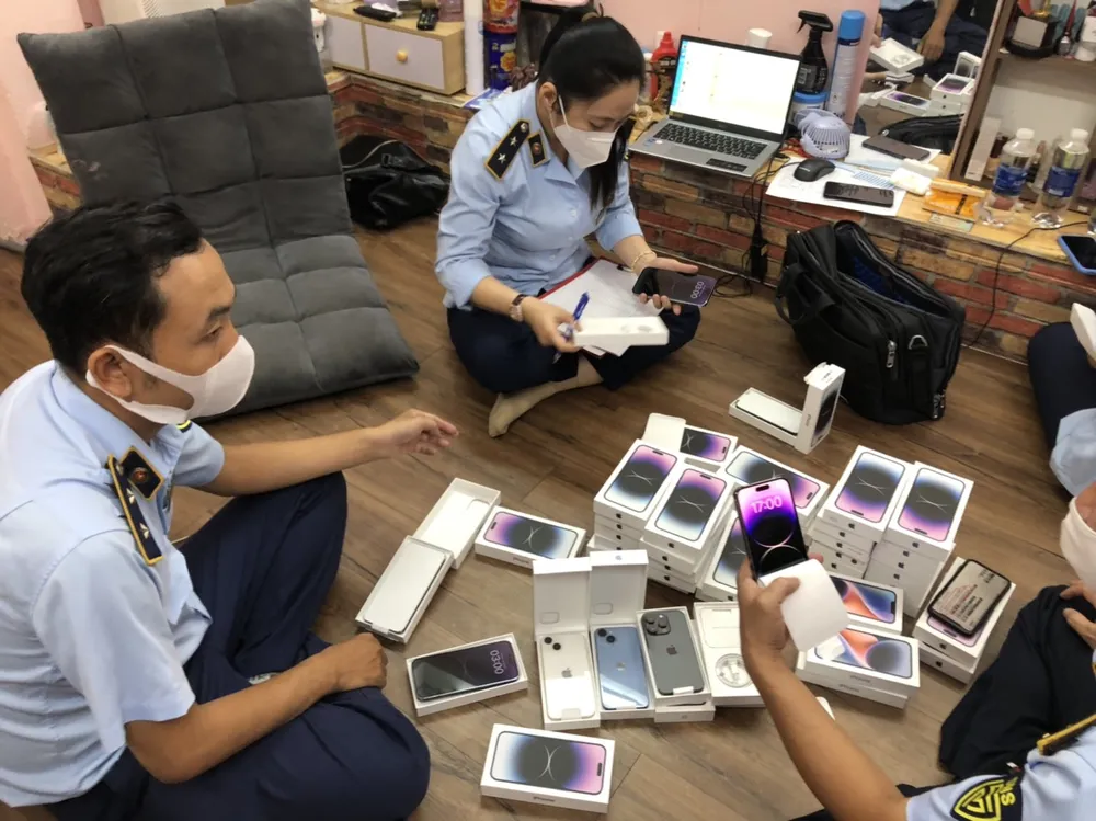 Tạm giữ lô điện thoại di động iPhone 14 trị giá 1,6 tỷ đồng ảnh 1