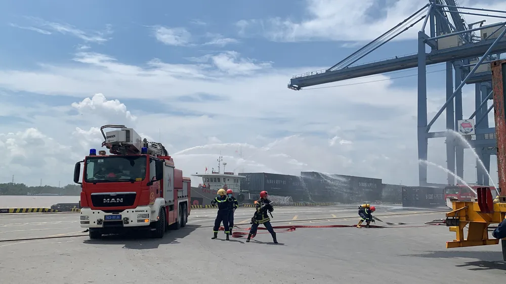 Gần 1.900 người tham gia diễn tập chữa cháy ở Tân Cảng Cát Lái ảnh 7