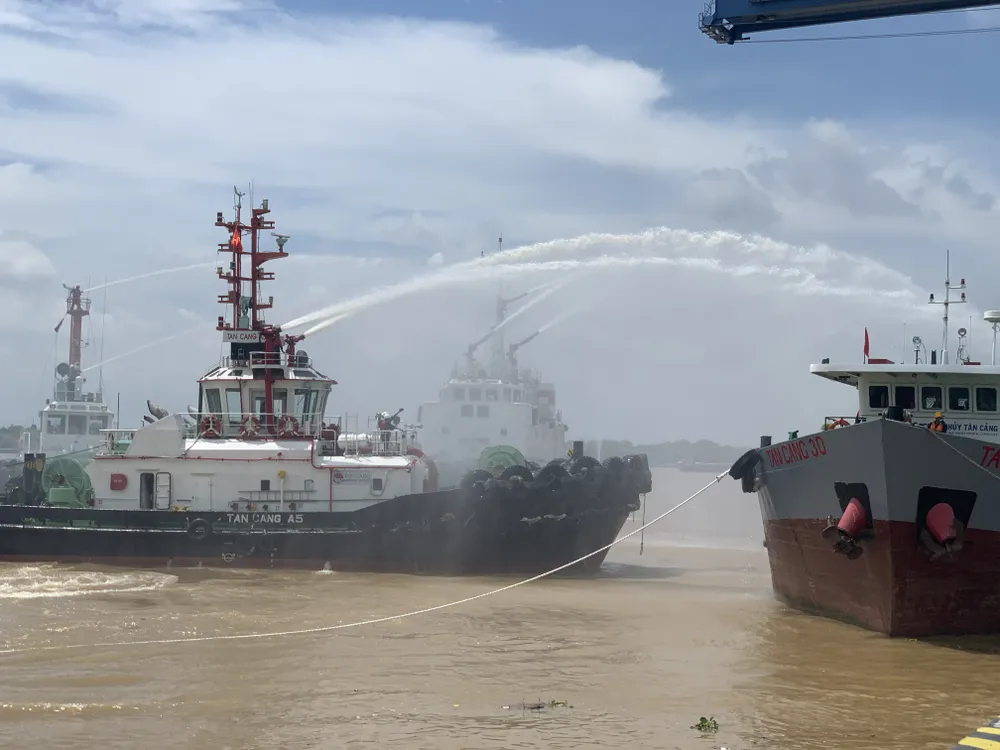 Gần 1.900 người tham gia diễn tập chữa cháy ở Tân Cảng Cát Lái ảnh 11