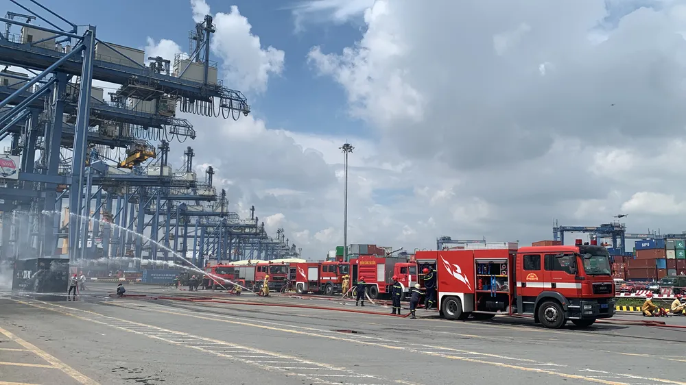 Gần 1.900 người tham gia diễn tập chữa cháy ở Tân Cảng Cát Lái ảnh 9