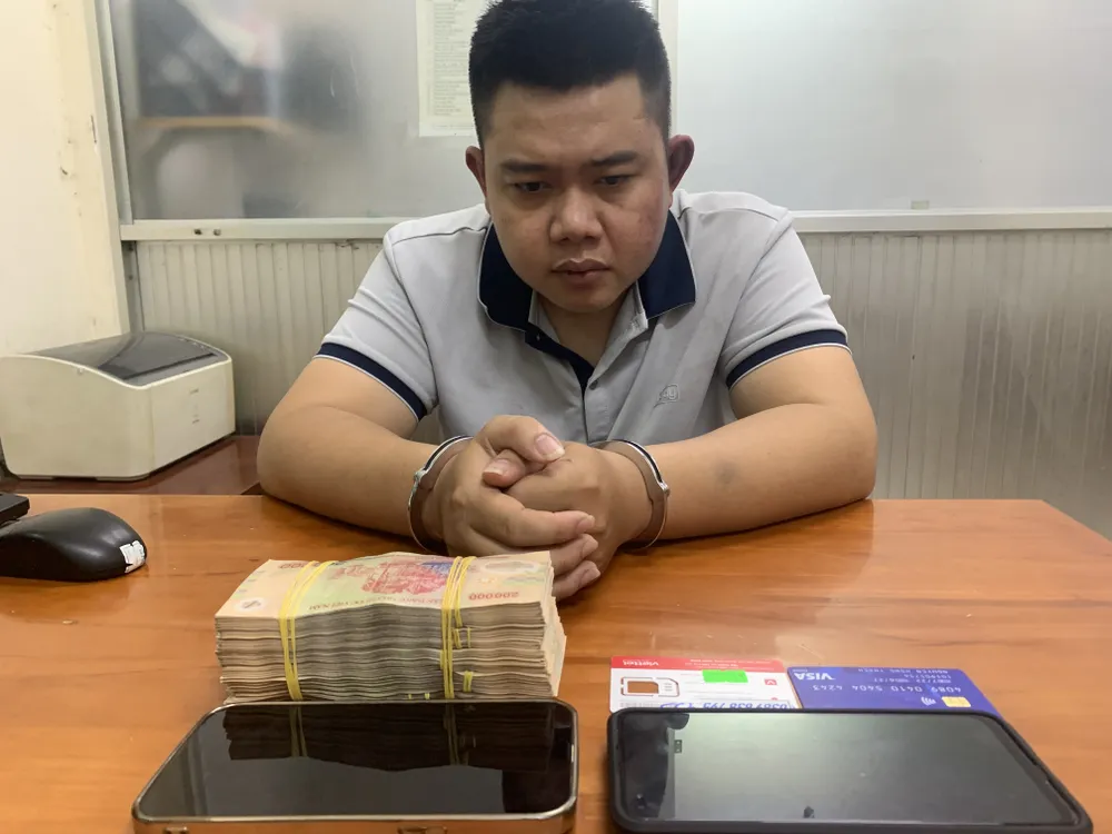 Xuyên đêm khám xét nhiều nơi liên quan đường dây mạo danh ngân hàng để lừa đảo ảnh 14