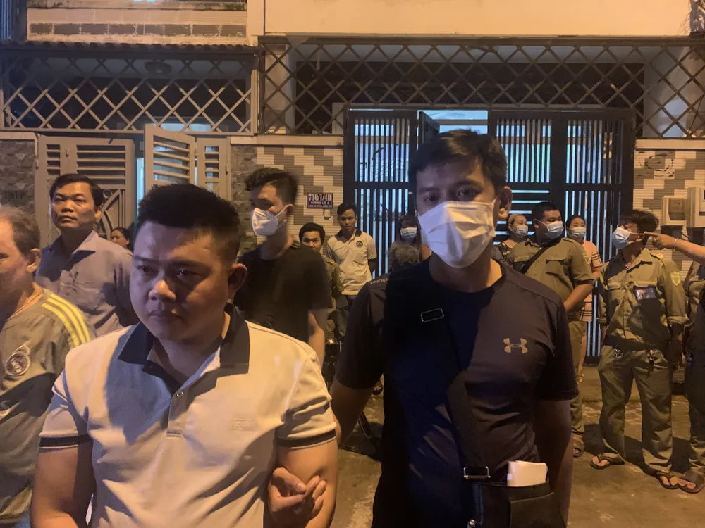 Xuyên đêm khám xét nhiều nơi liên quan đường dây mạo danh ngân hàng để lừa đảo ảnh 9