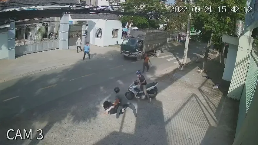 TPHCM: Bắt 2 kẻ cướp giật điện thoại của nữ sinh  ảnh 2