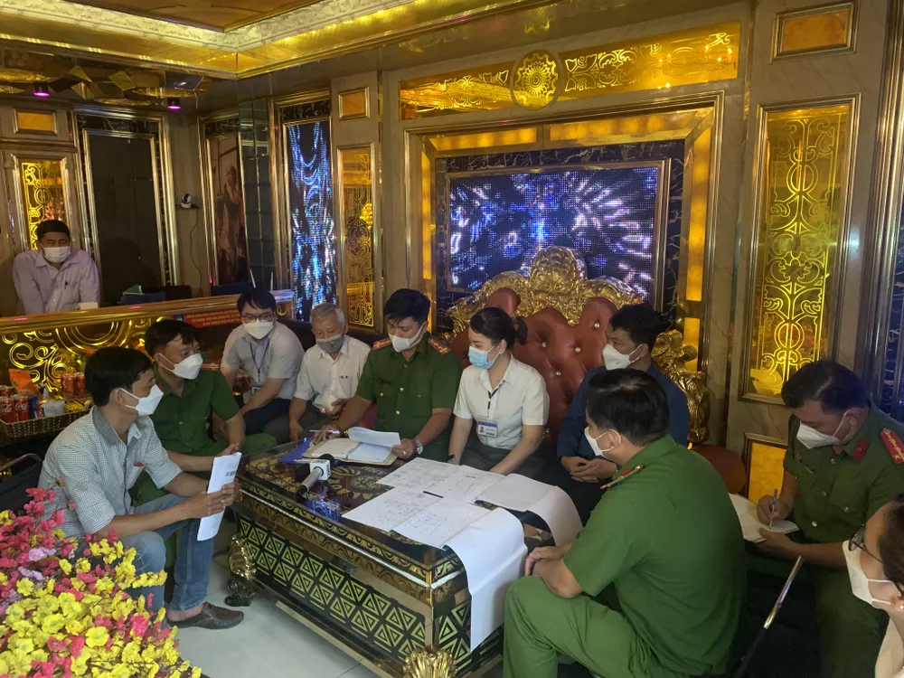 TPHCM: 298 quán bar, karaoke, vũ trường vi phạm PCCC bị xử phạt gần 1,7 tỷ đồng ảnh 1