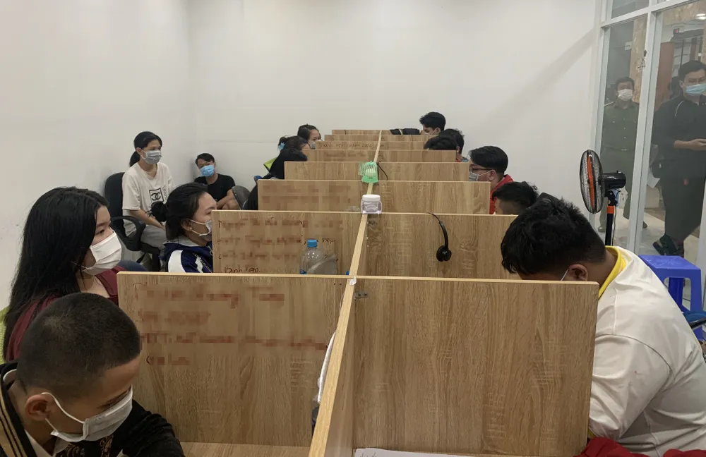 Xuyên đêm khám xét nhiều nơi liên quan đường dây mạo danh ngân hàng để lừa đảo ảnh 5