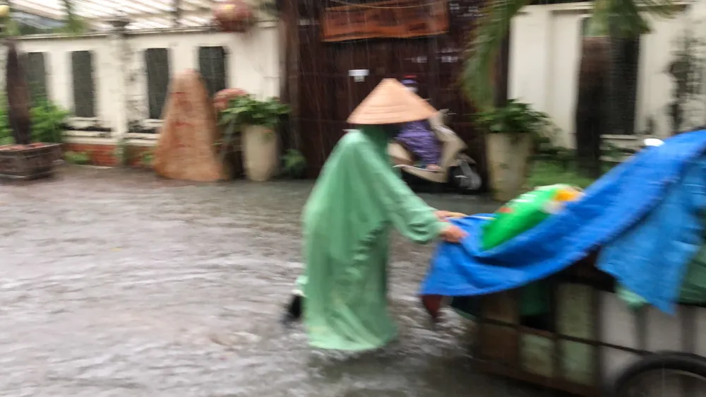 Nhiều tuyến đường ngập nặng trong cơn mưa lớn chiều nay ở TPHCM ảnh 1