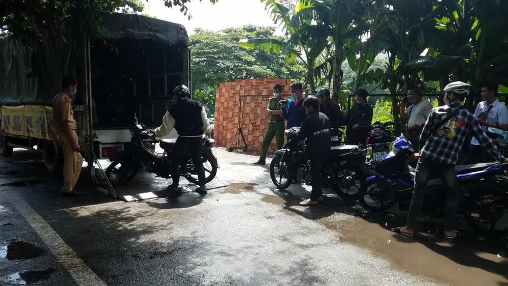 Hơn 100 “xế độ” tụ tập ở quán cà phê bị đưa về trụ sở  ảnh 2