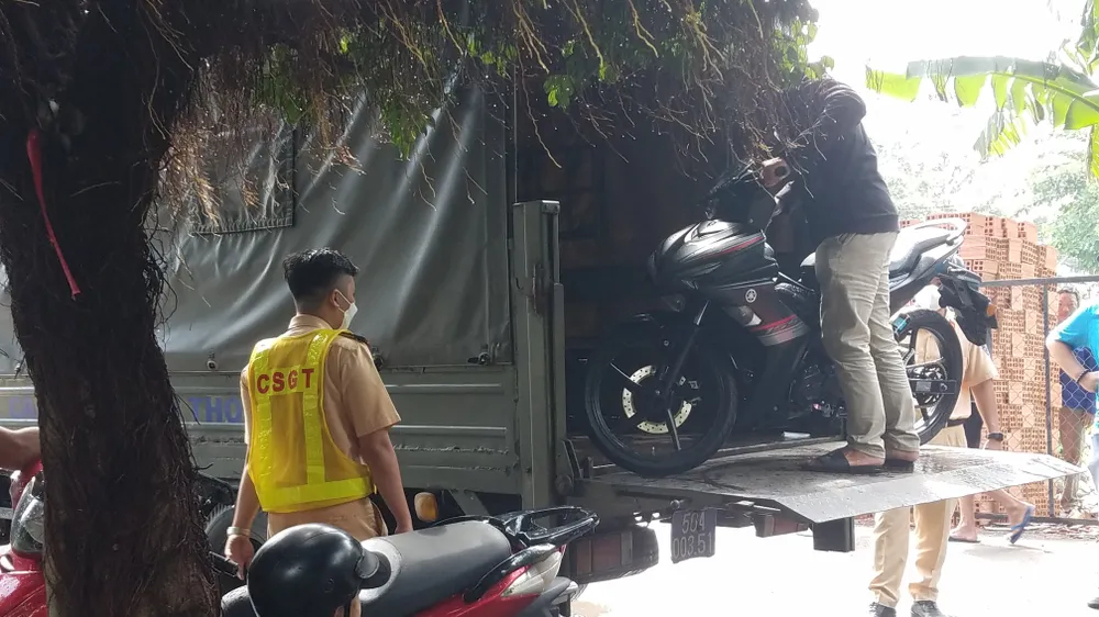 Hơn 100 “xế độ” tụ tập ở quán cà phê bị đưa về trụ sở  ảnh 1