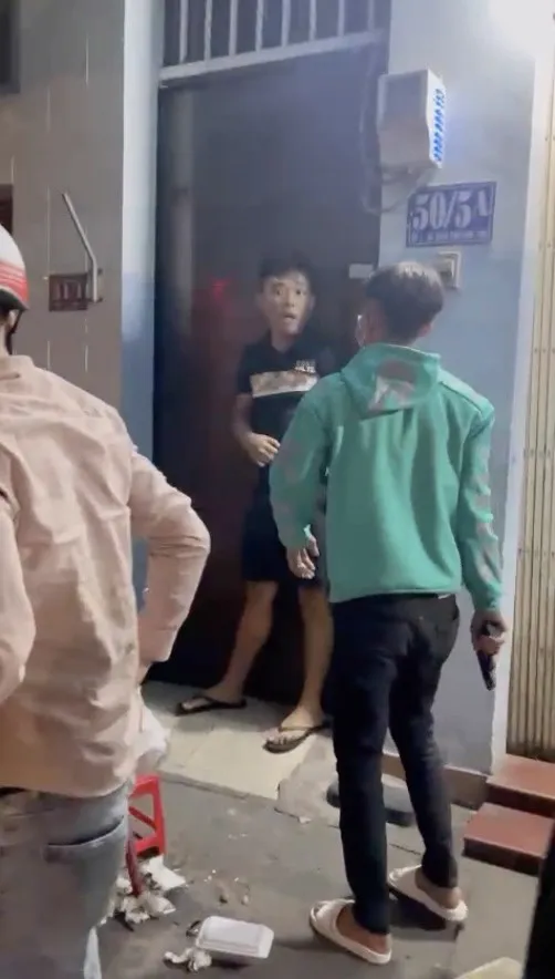 Thanh niên bị nhóm đối tượng đánh và dùng vật giống súng uy hiếp ở huyện Hóc Môn ảnh 2