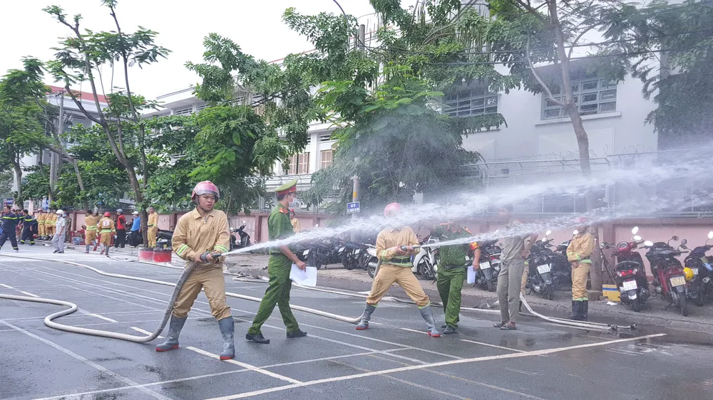 Tuyên dương 61 cán bộ chiến sĩ cảnh sát PCCC TPHCM có thành tích xuất sắc ảnh 6