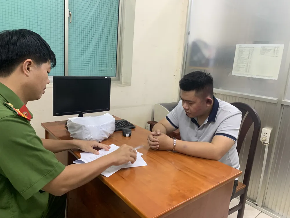 Khởi tố 3 bị can trong đường dây mạo danh ngân hàng để lừa đảo  ảnh 1
