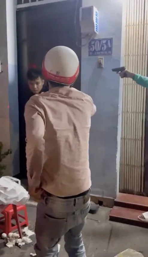 Thanh niên bị nhóm đối tượng đánh và dùng vật giống súng uy hiếp ở huyện Hóc Môn ảnh 1