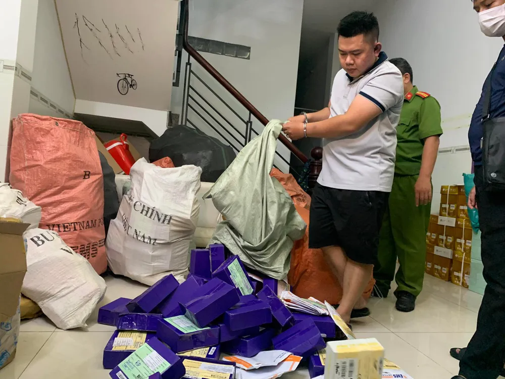 Khởi tố 3 bị can trong đường dây mạo danh ngân hàng để lừa đảo  ảnh 3