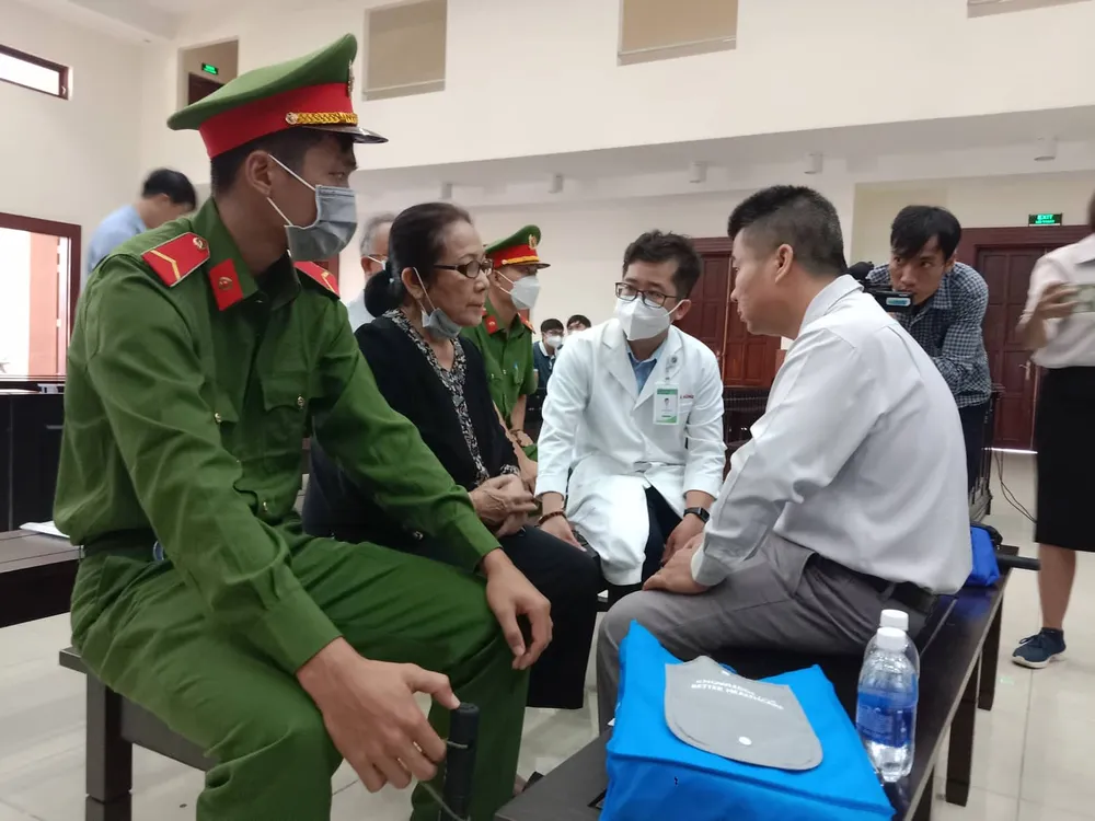 Tạm dừng phiên xét xử bị cáo Dương Thị Bạch Diệp vì sức khỏe chủ tọa không đảm bảo ảnh 1