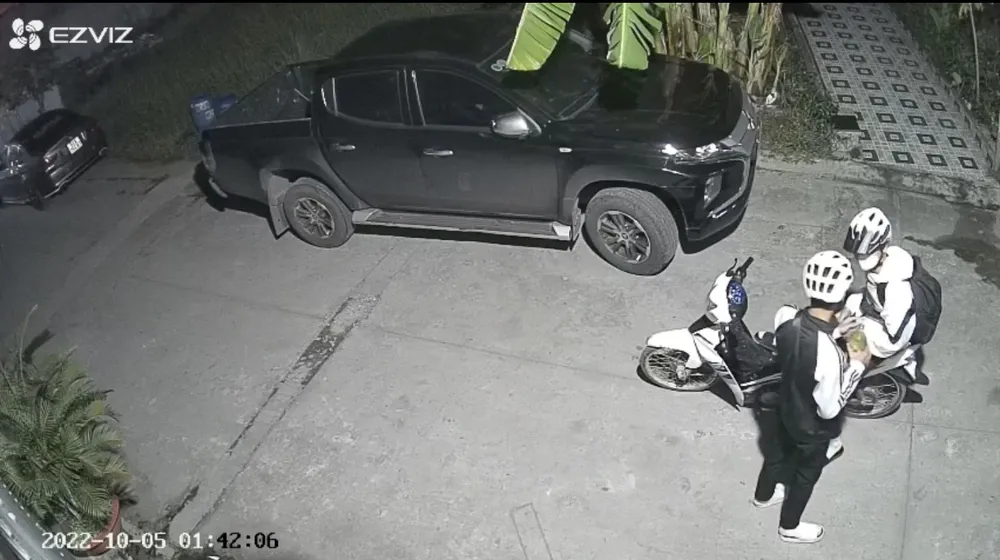 Truy bắt 2 đối tượng nghi phóng hỏa đốt xe ô tô lúc rạng sáng ảnh 1