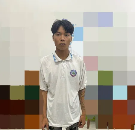 Bắt 2 đối tượng dùng xăng phóng hỏa đốt xe ô tô   ảnh 1