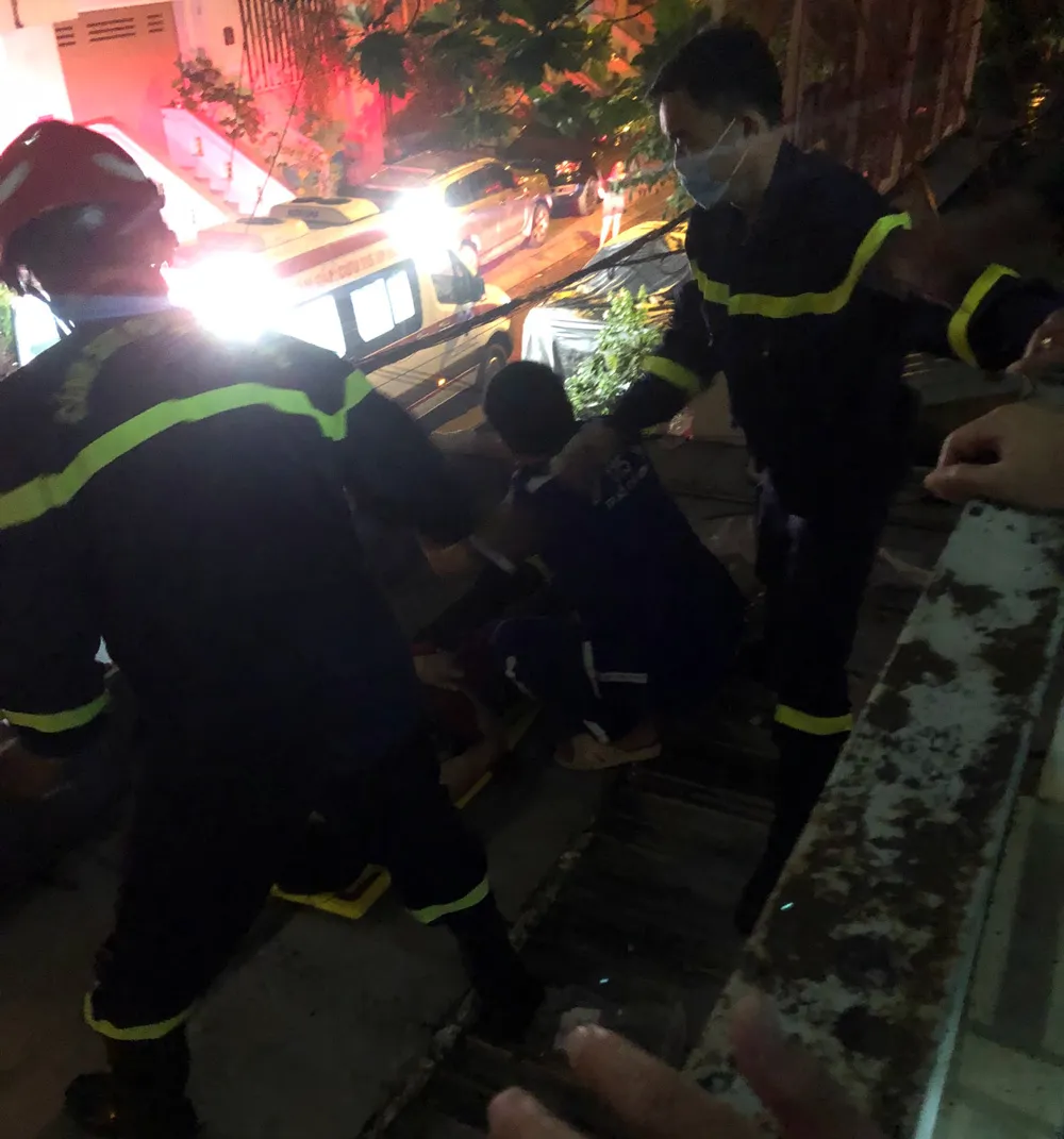 Nhảy từ tầng 3 xuống, một phụ nữ bị gãy chân, mắc kẹt trên mái che tầng 1 ảnh 1