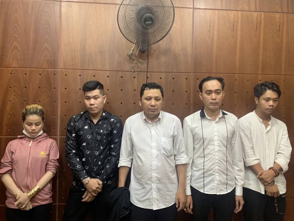 Bắt quả tang quản lý, nhân viên quán karaoke Hollywood bán ma túy ảnh 1