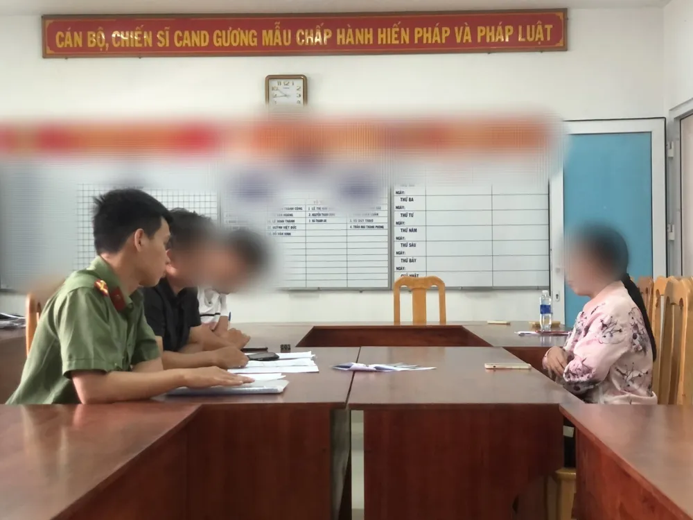 Công an làm việc với người phụ nữ đăng tải tin kêu gọi rút tiền ở SCB ảnh 1