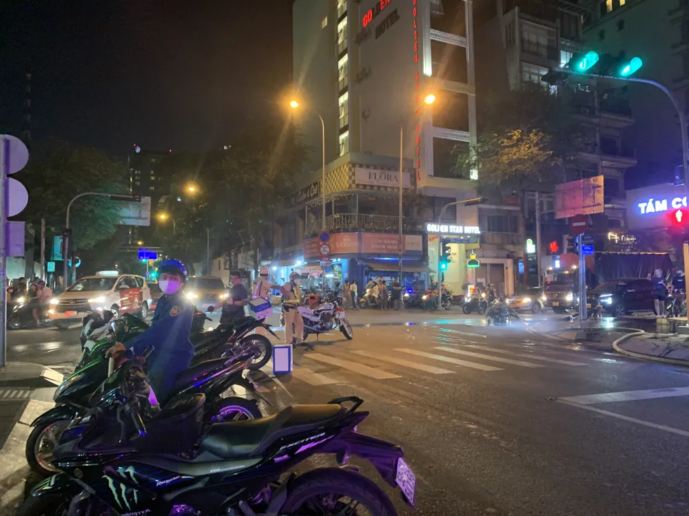 Cháy nhà nhiều tầng ở trung tâm quận 1 ảnh 4