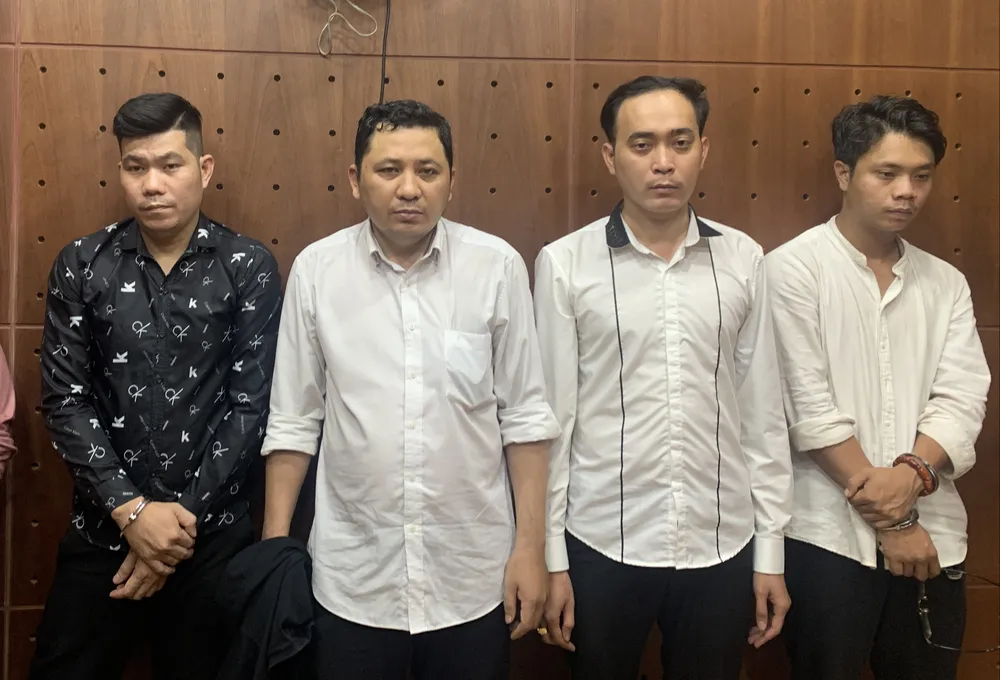 Bắt giam 7 bị can là quản lý, nhân viên quán karaoke Hollywood ở quận Bình Tân  ảnh 1