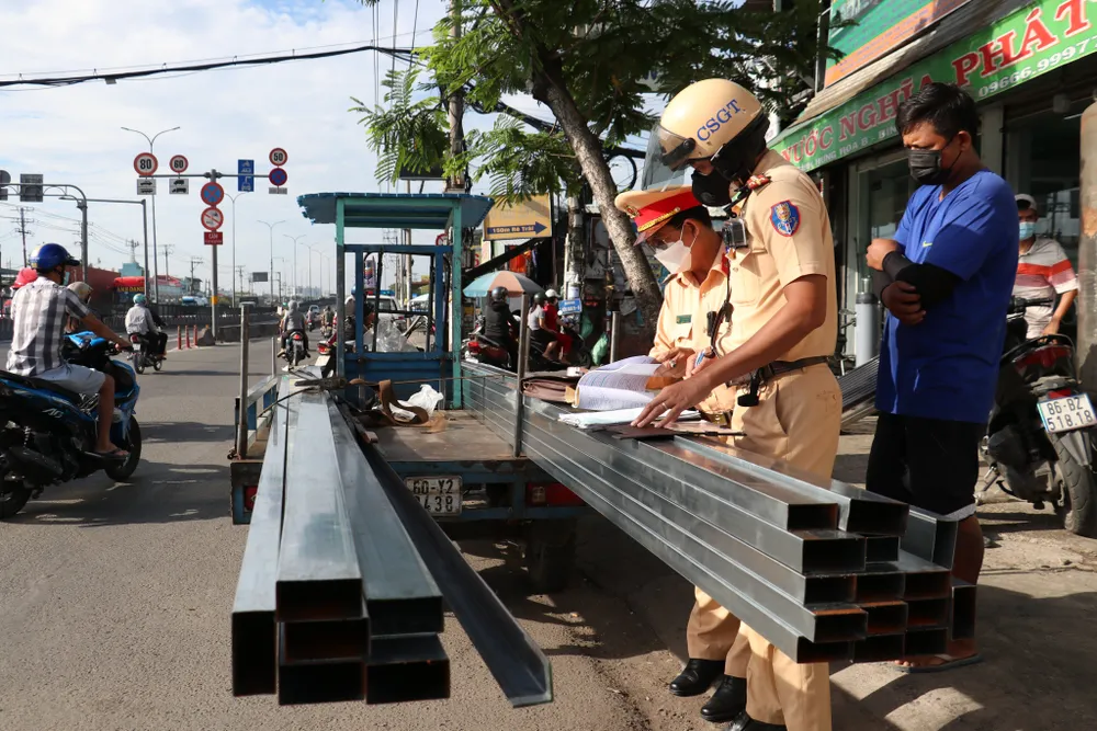 TPHCM: Tạm giữ 103 xe 3 bánh và xe thô sơ  ảnh 1