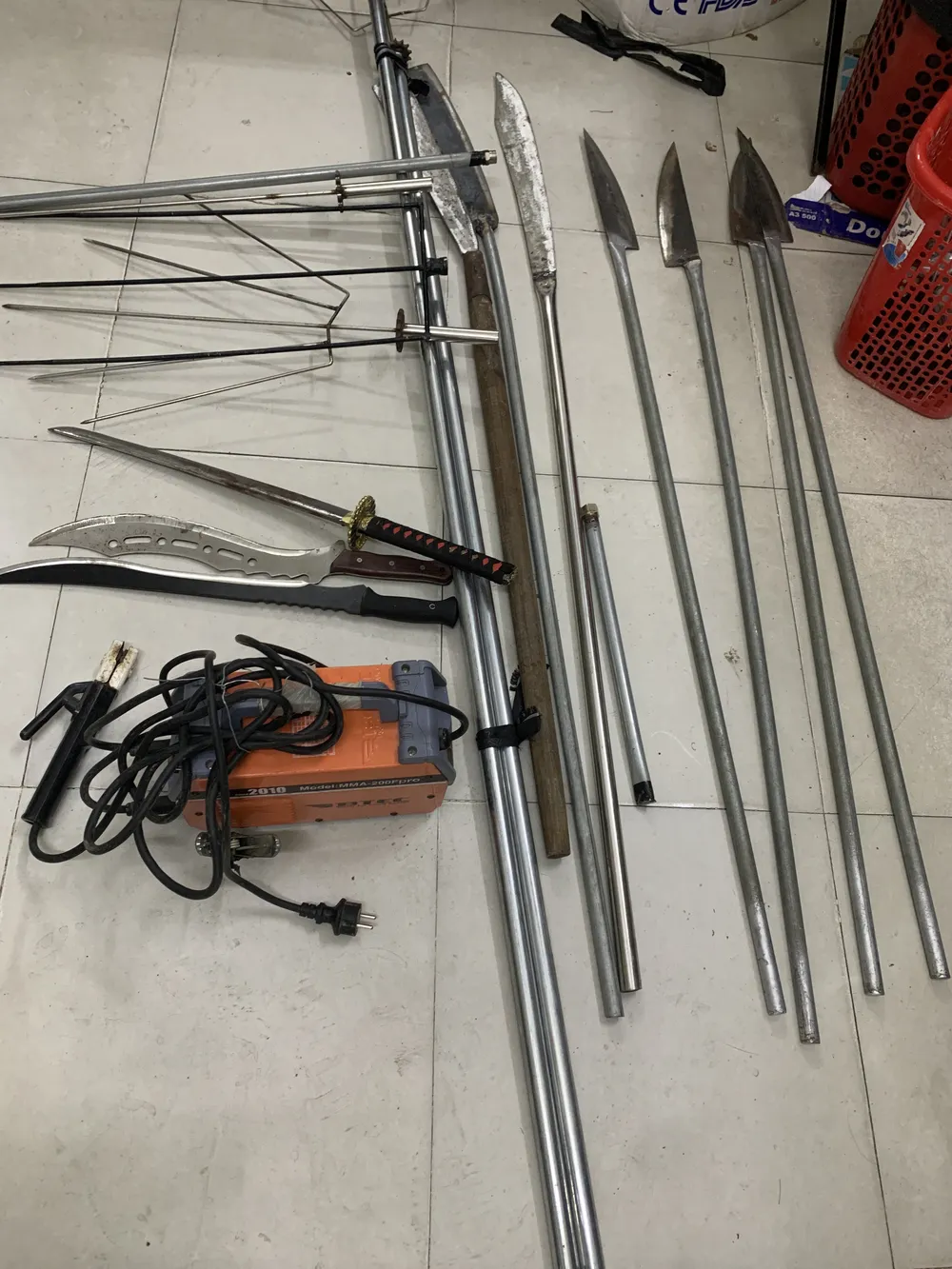 Nhóm đối tượng mang bom xăng, hung khí gây rối nhà dân ảnh 2