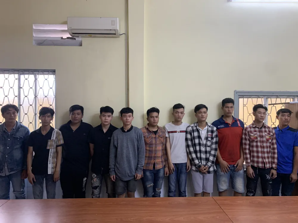 Nhóm đối tượng mang bom xăng, hung khí gây rối nhà dân ảnh 1