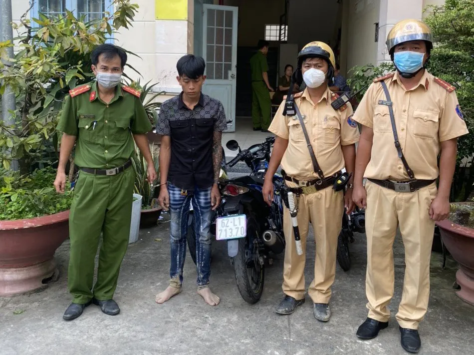 Cướp túi xách bất thành, hai thanh niên xịt hơi cay tấn công người đi đường để cướp xe tẩu thoát ảnh 1