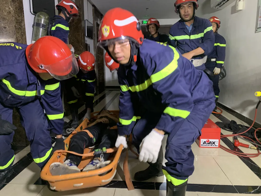 Hơn 1.000 người tham gia diễn tập chữa cháy ở chung cư Golden Mansion ảnh 7