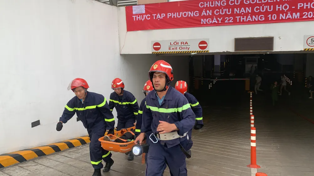 Hơn 1.000 người tham gia diễn tập chữa cháy ở chung cư Golden Mansion ảnh 8