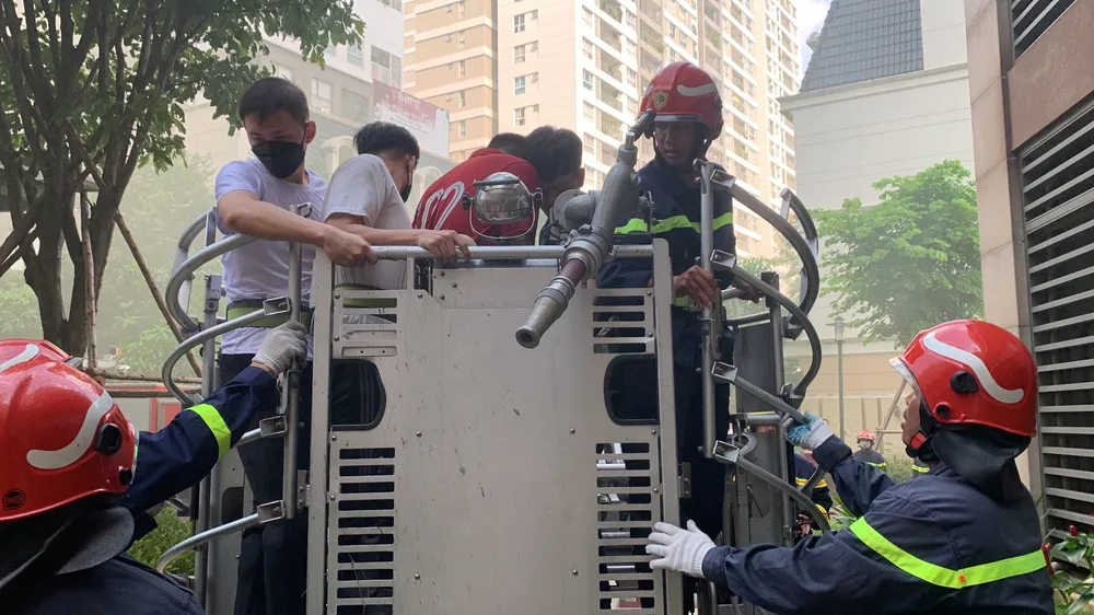 Hơn 1.000 người tham gia diễn tập chữa cháy ở chung cư Golden Mansion ảnh 10
