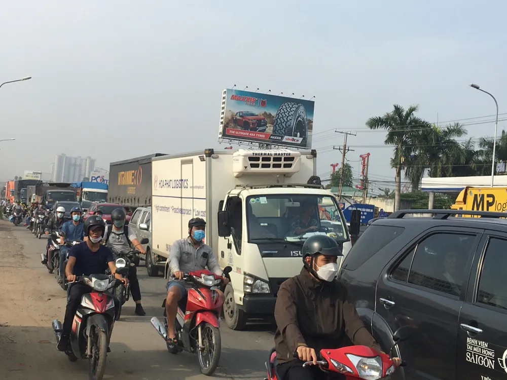 Xe container cày nát dải phân cách, Quốc lộ 1 ùn tắc kéo dài ảnh 4