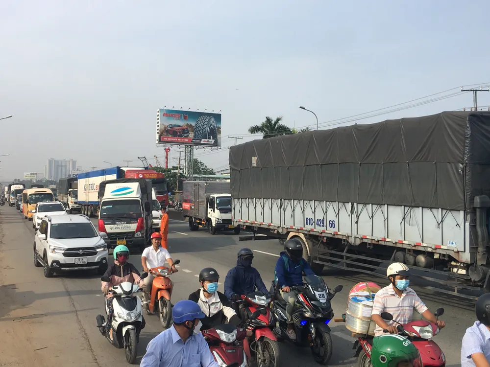 Xe container cày nát dải phân cách, Quốc lộ 1 ùn tắc kéo dài ảnh 5