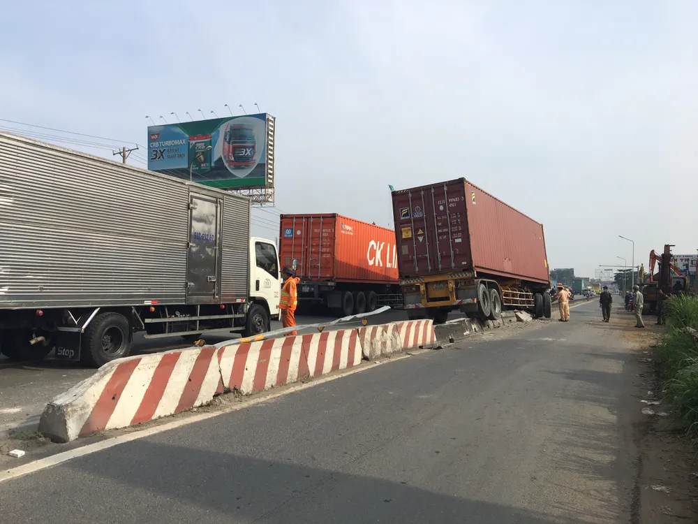 Xe container cày nát dải phân cách, Quốc lộ 1 ùn tắc kéo dài ảnh 1