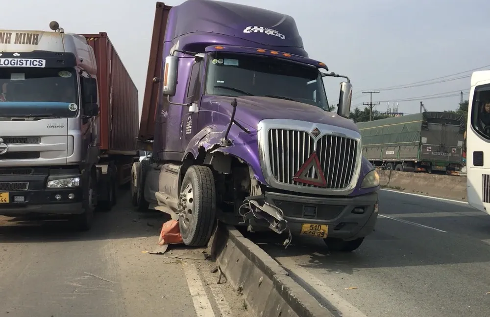 Xe container cày nát dải phân cách, Quốc lộ 1 ùn tắc kéo dài ảnh 2