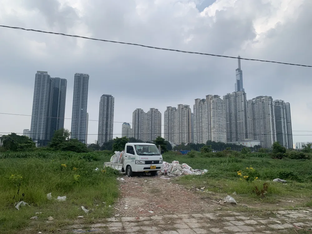 Bắt quả tang xe tải đổ chất thải dưới cầu Thủ Thiêm ảnh 2