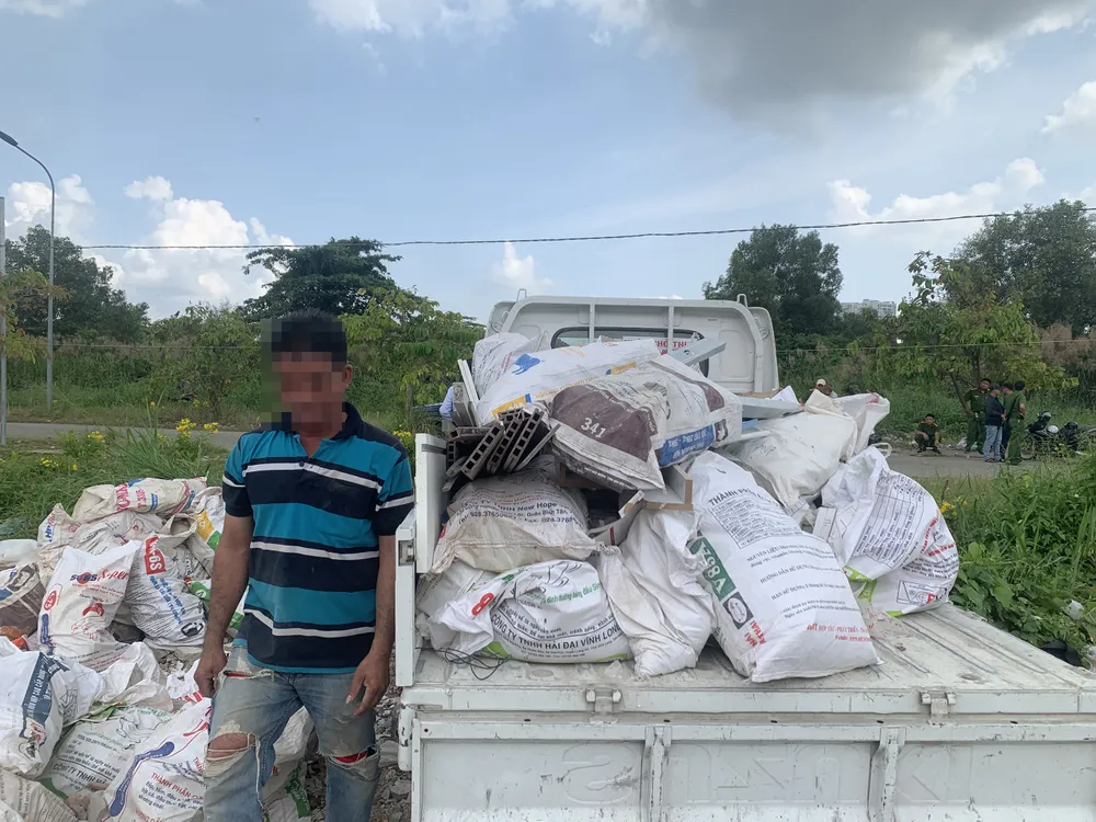 Bắt quả tang xe tải đổ chất thải dưới cầu Thủ Thiêm ảnh 1