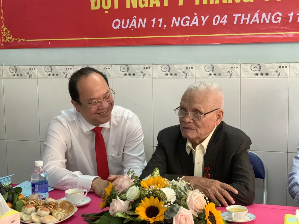 Phó Bí thư Thành ủy TPHCM Nguyễn Hồ Hải trao Huy hiệu Đảng cho đảng viên cao tuổi Đảng ở quận 11 ảnh 5