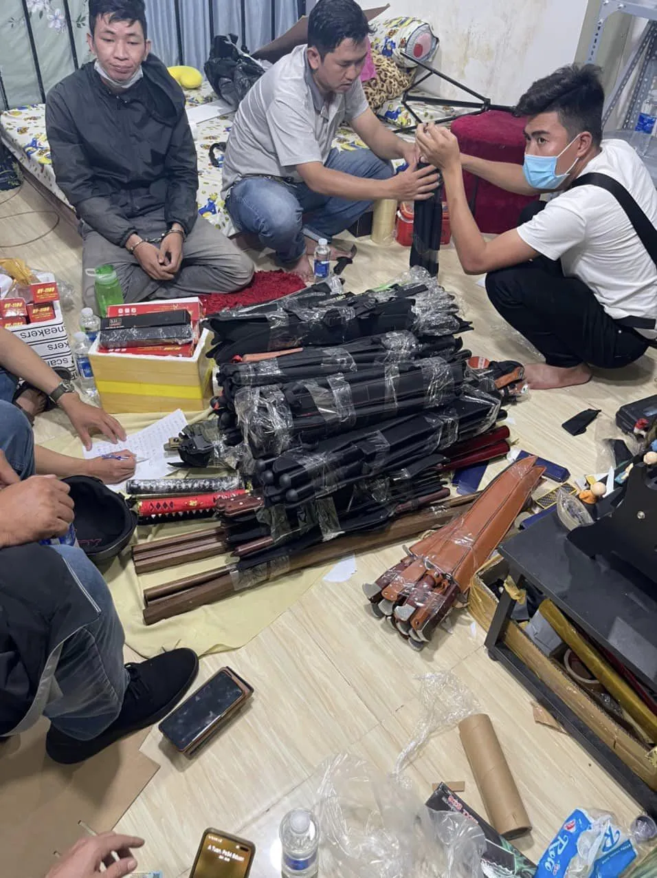 Triệt phá đường dây mua bán vũ khí qua mạng ảnh 1