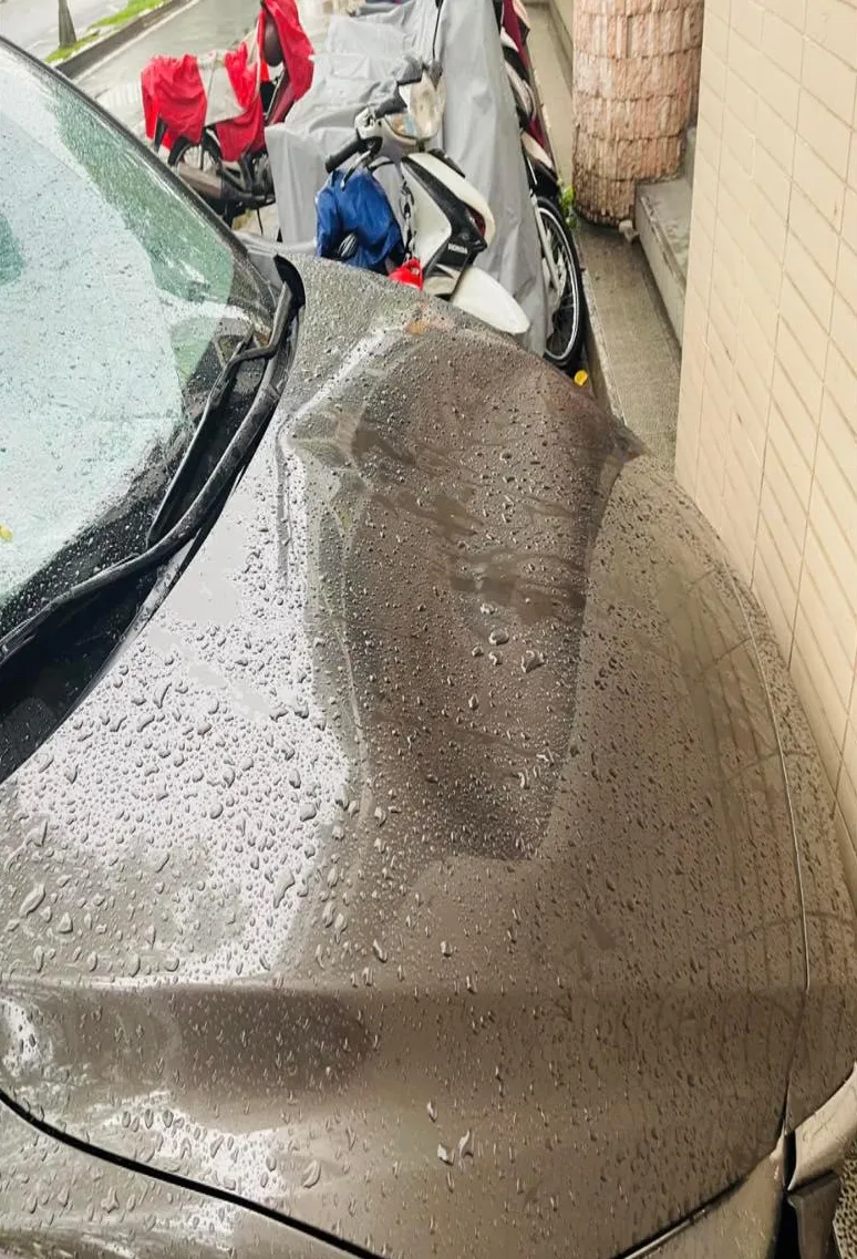 Thấy bạn gái ngồi trên ô tô người lạ, thanh niên đập phá xe ảnh 3