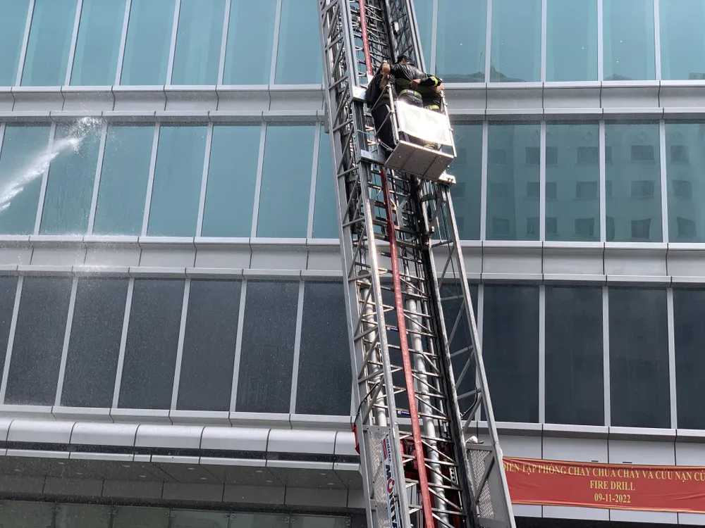 Hơn 500 người tham gia diễn tập chữa cháy ở tòa nhà Times Square ảnh 15