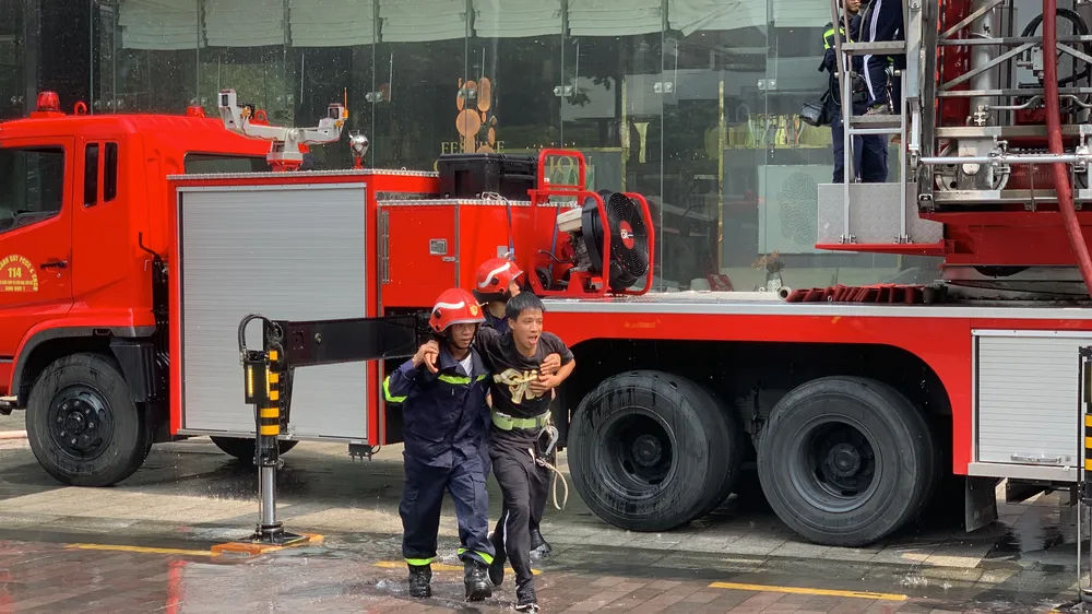 Hơn 500 người tham gia diễn tập chữa cháy ở tòa nhà Times Square ảnh 10