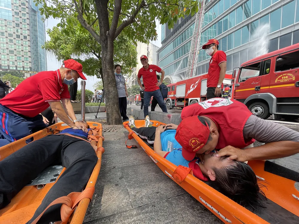 Hơn 500 người tham gia diễn tập chữa cháy ở tòa nhà Times Square ảnh 16