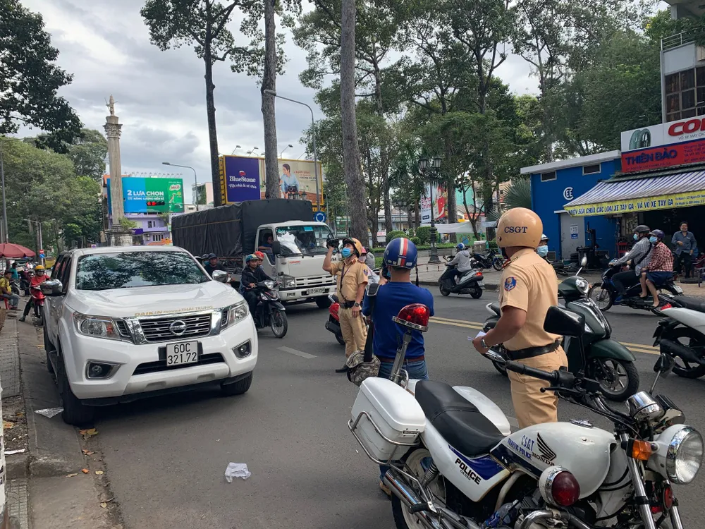 CSGT TPHCM tăng cường xử lý xe dừng, đón khách không đúng quy định ảnh 1