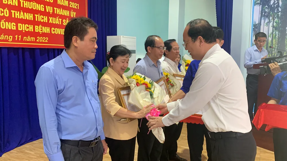 Khen thưởng nhiều tập thể, cá nhân ở huyện Hóc Môn  ảnh 2