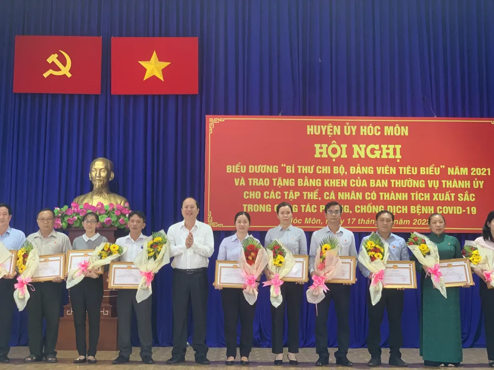 Khen thưởng nhiều tập thể, cá nhân ở huyện Hóc Môn  ảnh 3